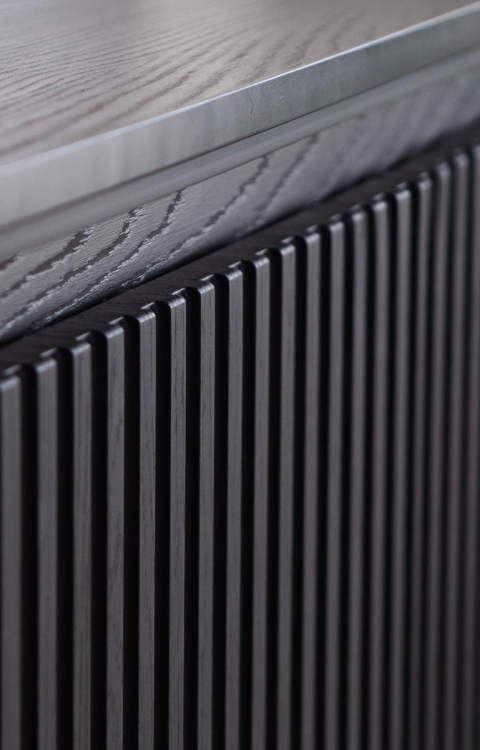 Komoda w kolorze czarnego drewna wysoka do salonu FLORES