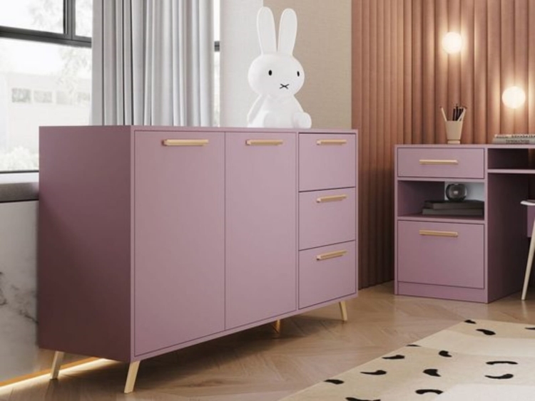 Śliwkowa komoda ze złotymi uchwytami do pokoju nastolatki BONO