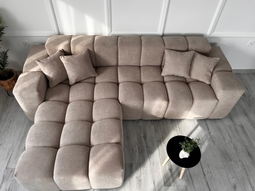 Elegancki narożnik w odcieniu beżu typu chmurka do salonu OMBO