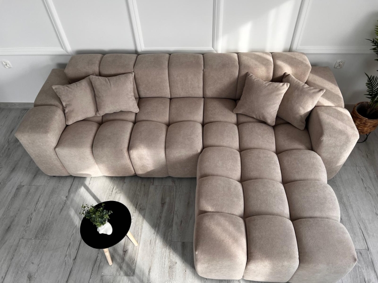 Narożnik tapicerowany w odcieniu beżu do salonu OMBO