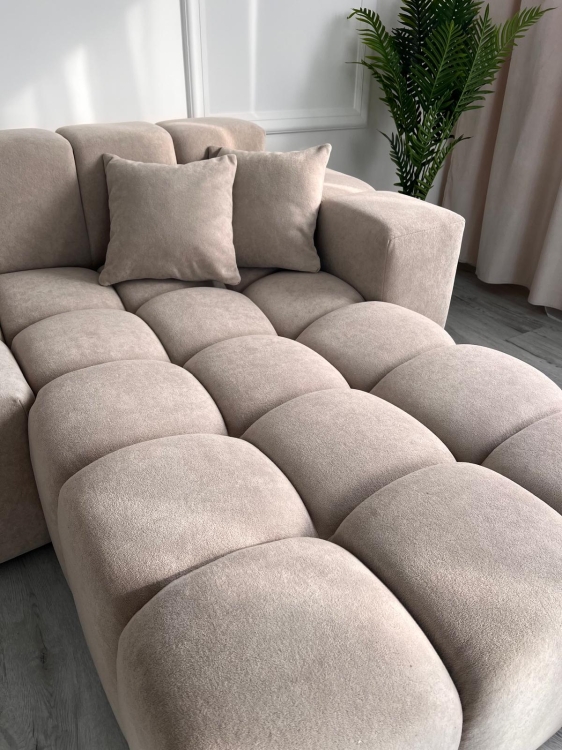 Narożnik tapicerowany w odcieniu beżu do salonu OMBO