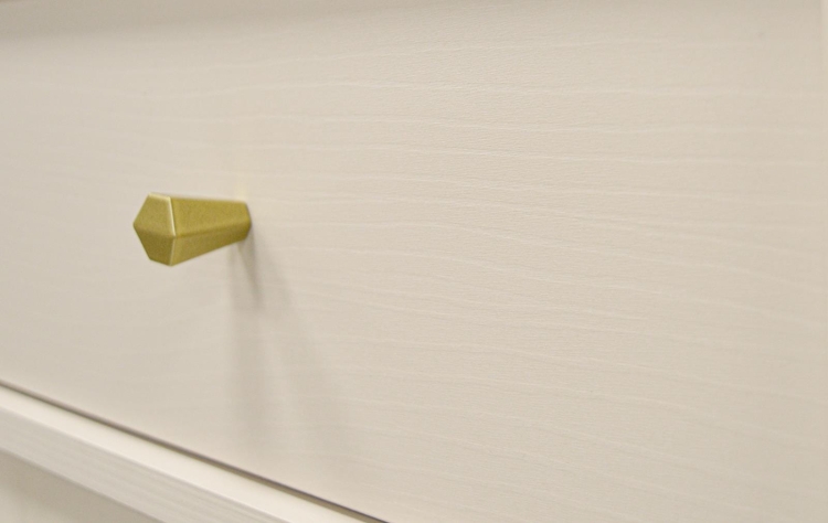 Minimalistyczna beżowa komoda ze złotymi elementami NOBIS