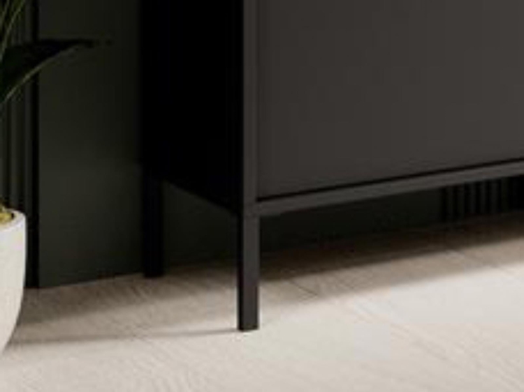 Stylowa ryflowana komoda do salonu GAVINS CZARNA