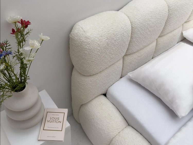Designerskie łóżko w oliwkowym odcieniu tkaniny boucle DALIA