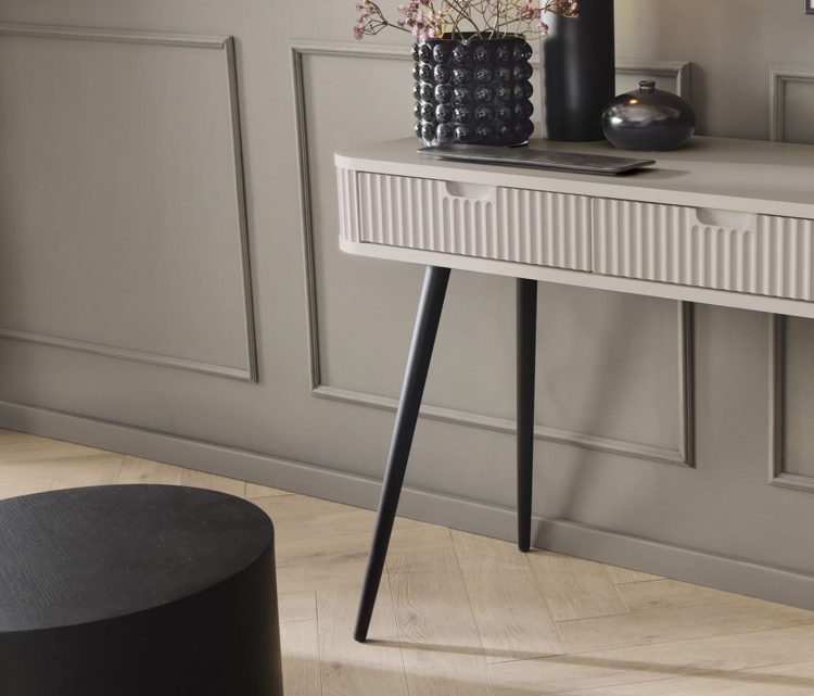 wysoka-komoda-do-salonu-kaszmirowa-z-ryflowanym-frontem-carlo3