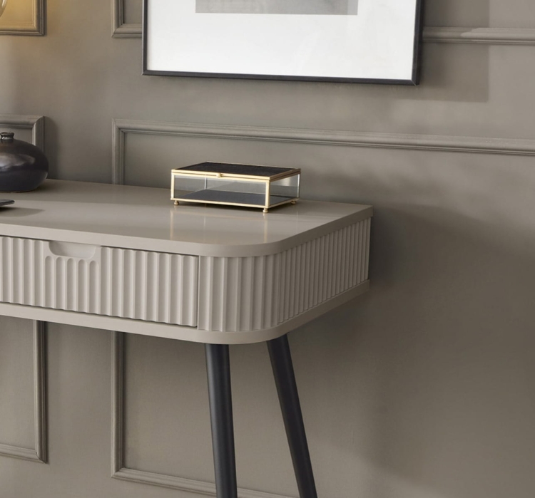 wysoka-komoda-do-salonu-kaszmirowa-z-ryflowanym-frontem-carlo5