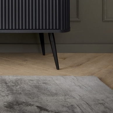 Ryflowana komoda do salonu CZARNA CARLO