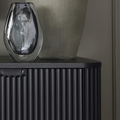 Ryflowana komoda do salonu CZARNA CARLO