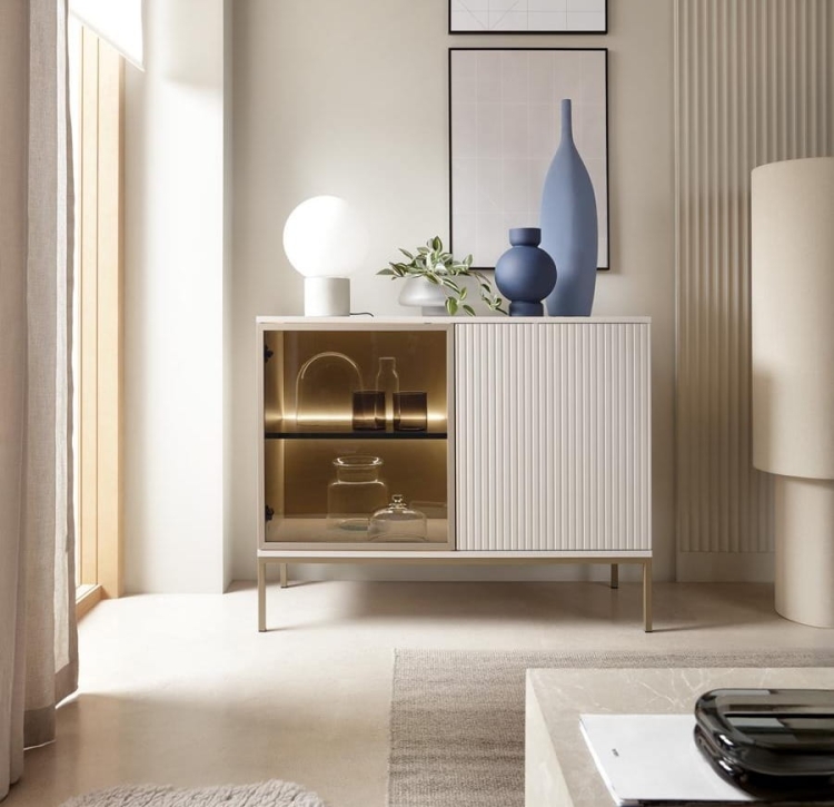 sento-kaszmir-aranz-kom-2d-szklo-3x4-copy.jpgElegancka mała witryna do nowoczesnego salonu LINO KASZMIR