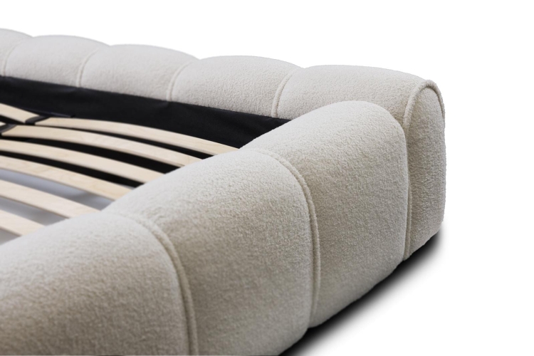 Łóżko sypialniane białe boucle do modnej sypialni ARUBS