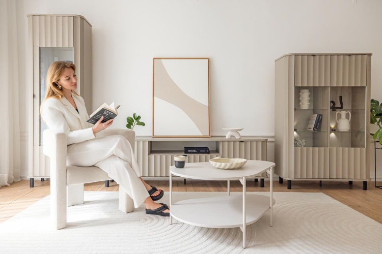 Biała ryflowana komoda do nowoczesnego salonu MODENO