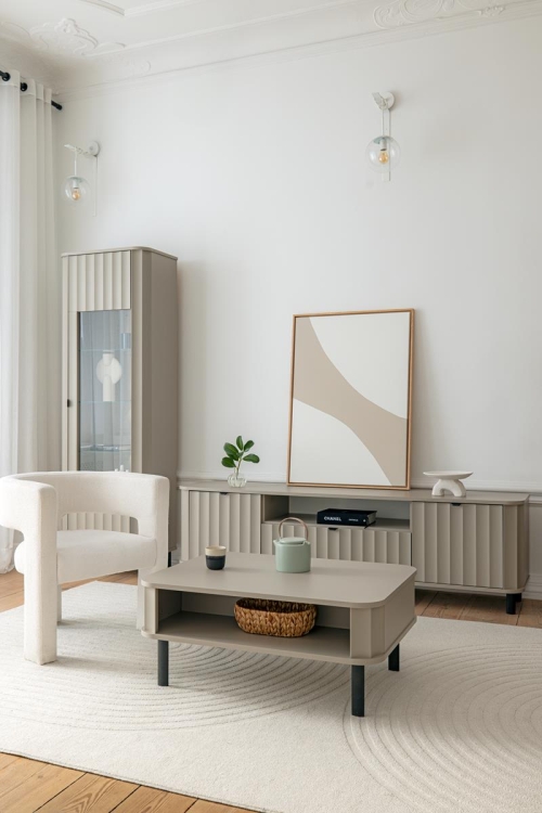 Szafka RTV nowoczesna beżowa z ryflowanymi frontami MODENO