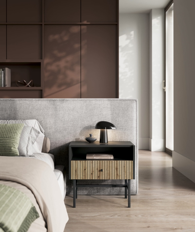 Elegancki stolik nocny z ryflowanym frontem AVORS