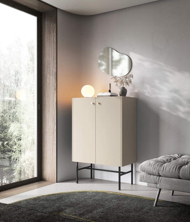 Wysoka beżowa witryna dwudrzwiowa AVORS