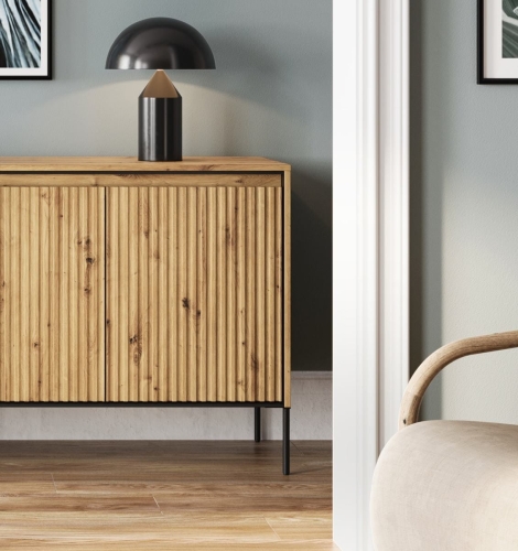 Ryflowana komoda w kolorze dąb artisan na metalowych nóżkach FLORES