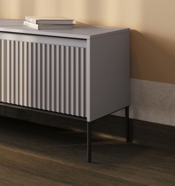 Nowoczesna ryflowana szafka RTV na metalowych nogach FLORES