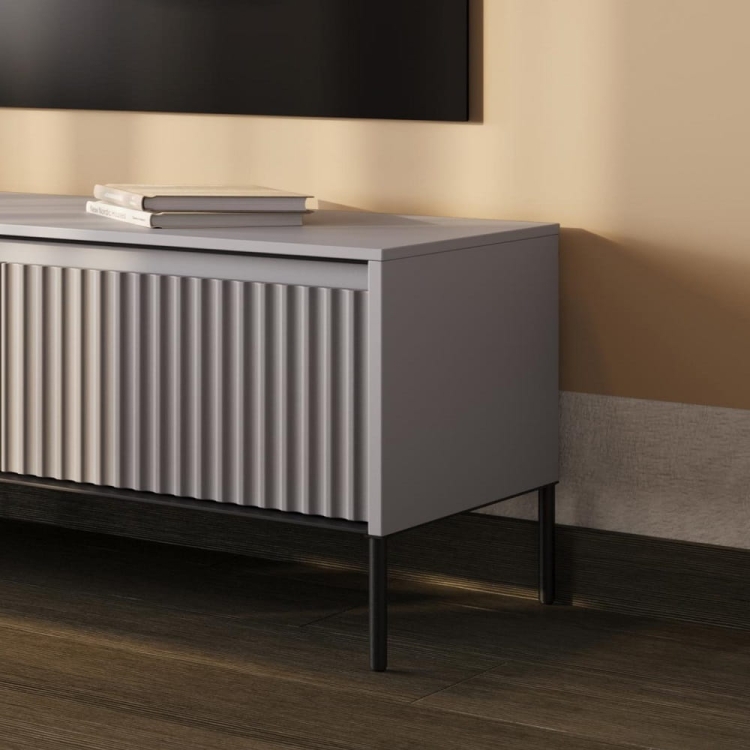 Nowoczesna ryflowana szafka RTV na metalowych nogach FLORES