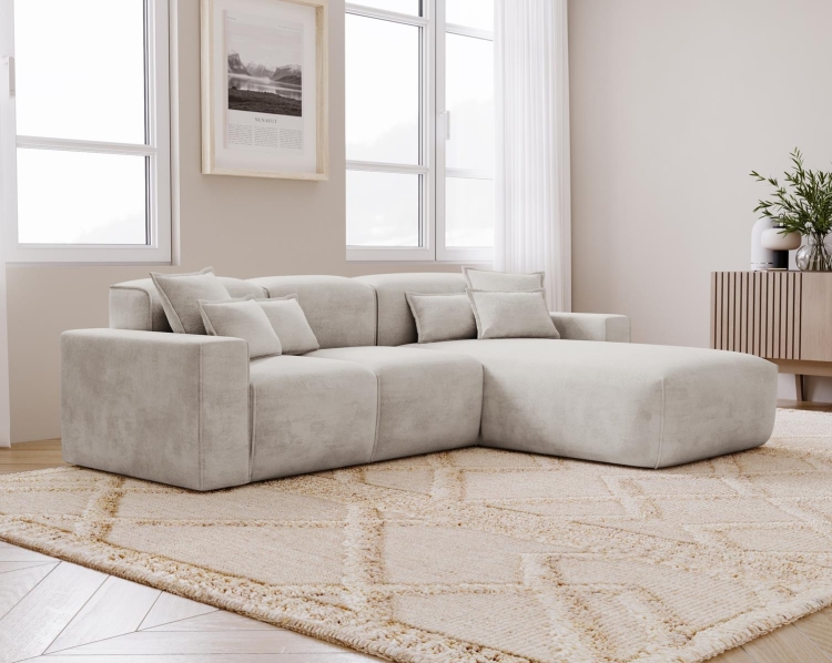 Tapicerowany jasny narożnik w szarym kolorze do dużego salonu AURIA